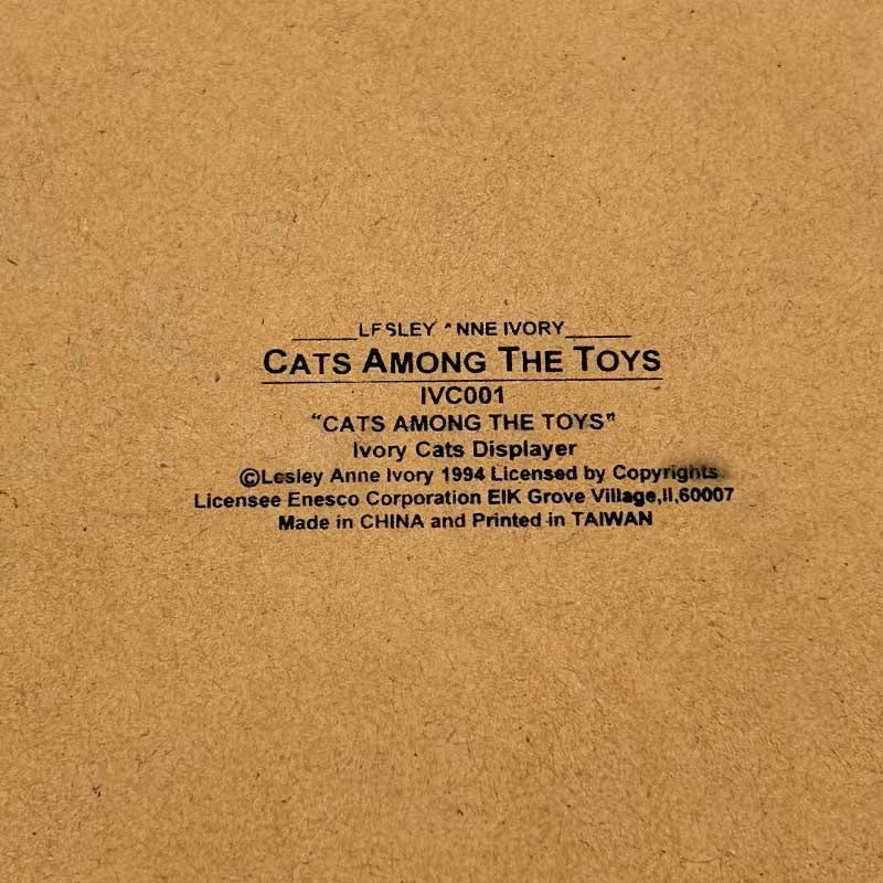 レズリーアンアイボリー CATS AMONG THE TOYS　猫フィギュリン12体と専用ディスプレイラックのセット 1994年 ENESCOの画像