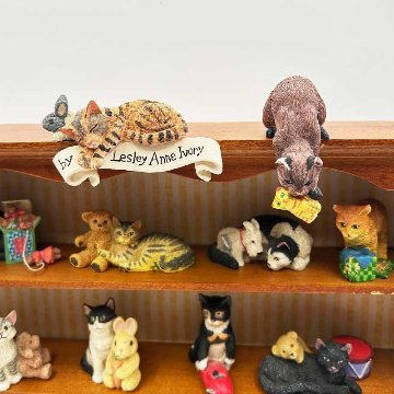 レズリーアンアイボリー CATS AMONG THE TOYS　猫フィギュリン12体と専用ディスプレイラックのセット 1994年 ENESCOの画像