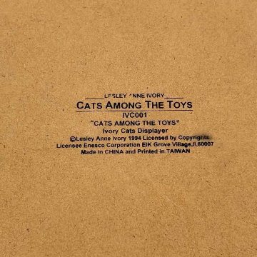 レズリーアンアイボリー CATS AMONG THE TOYS　猫フィギュリン12体と専用ディスプレイラックのセット 1994年 ENESCOの画像