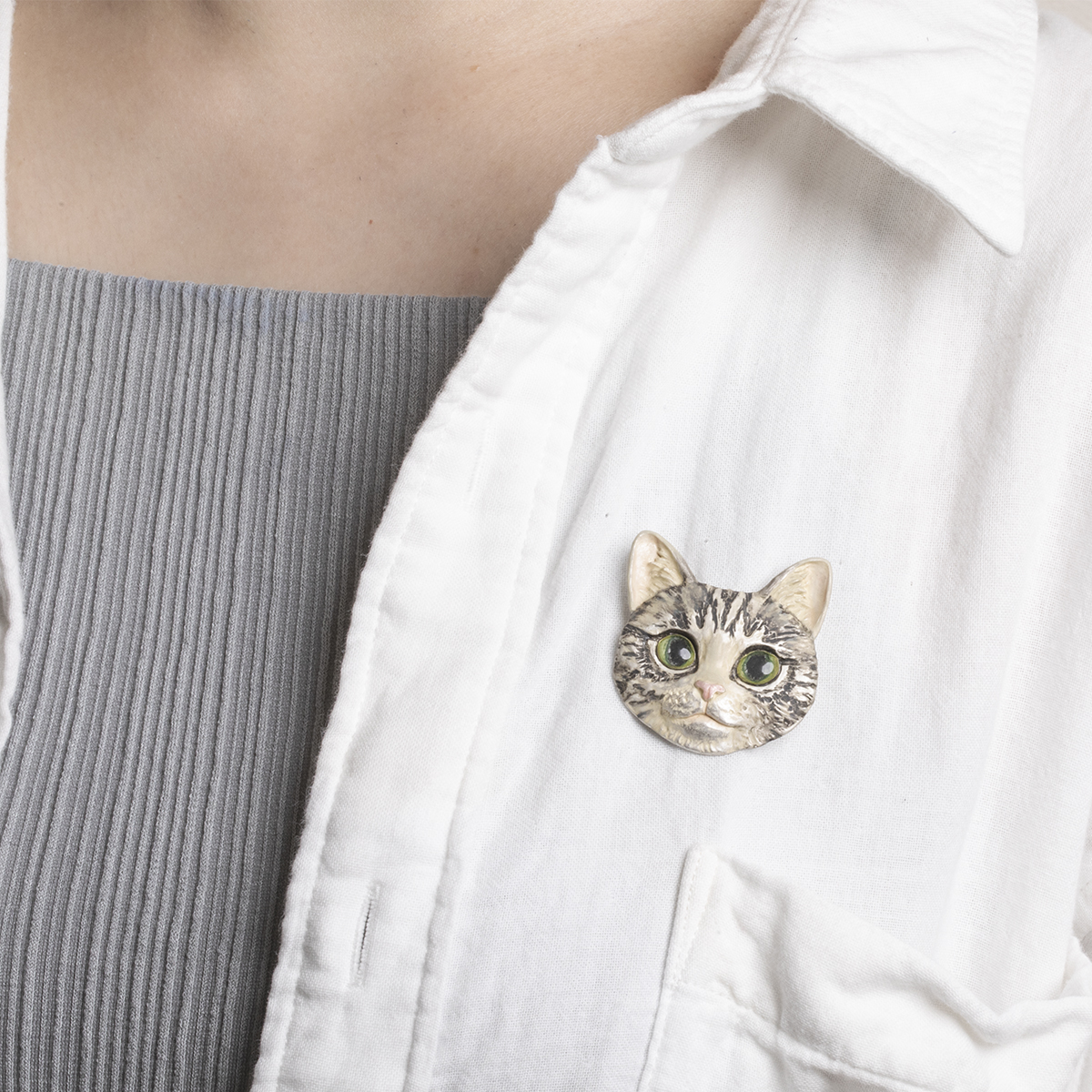 4F フィーアエフ　アメショー猫顔のブローチ　日本製　ピューターの画像