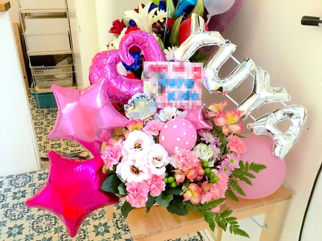 お任せ　お花と風船のアレンジ（fba110）の画像