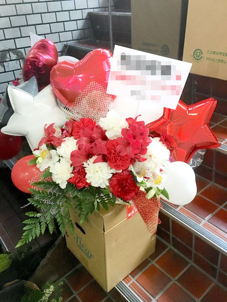 お任せ　お花と風船のアレンジ（fba106）の画像