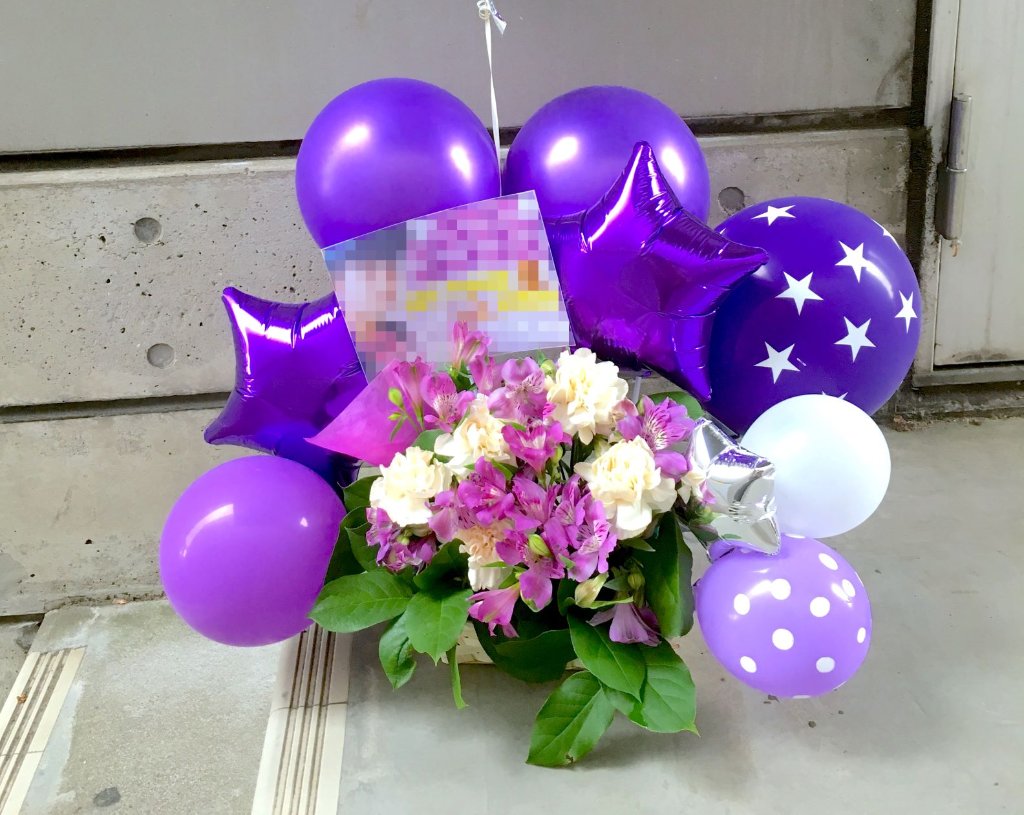 お任せ　お花と風船のアレンジ（fba105）の画像