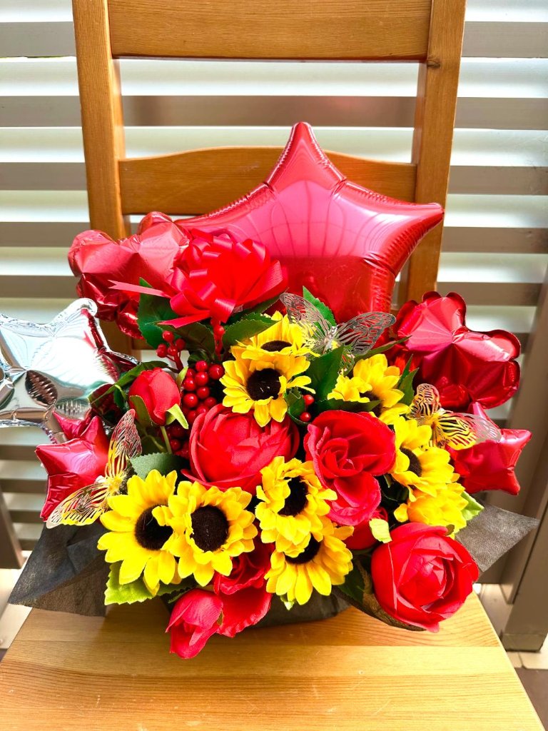 アーティシャルフラワーと風船のアレンジ（fba206-zo）の画像