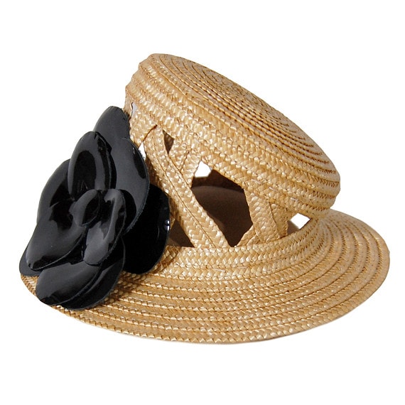 廃墟に咲く一輪の花の画像