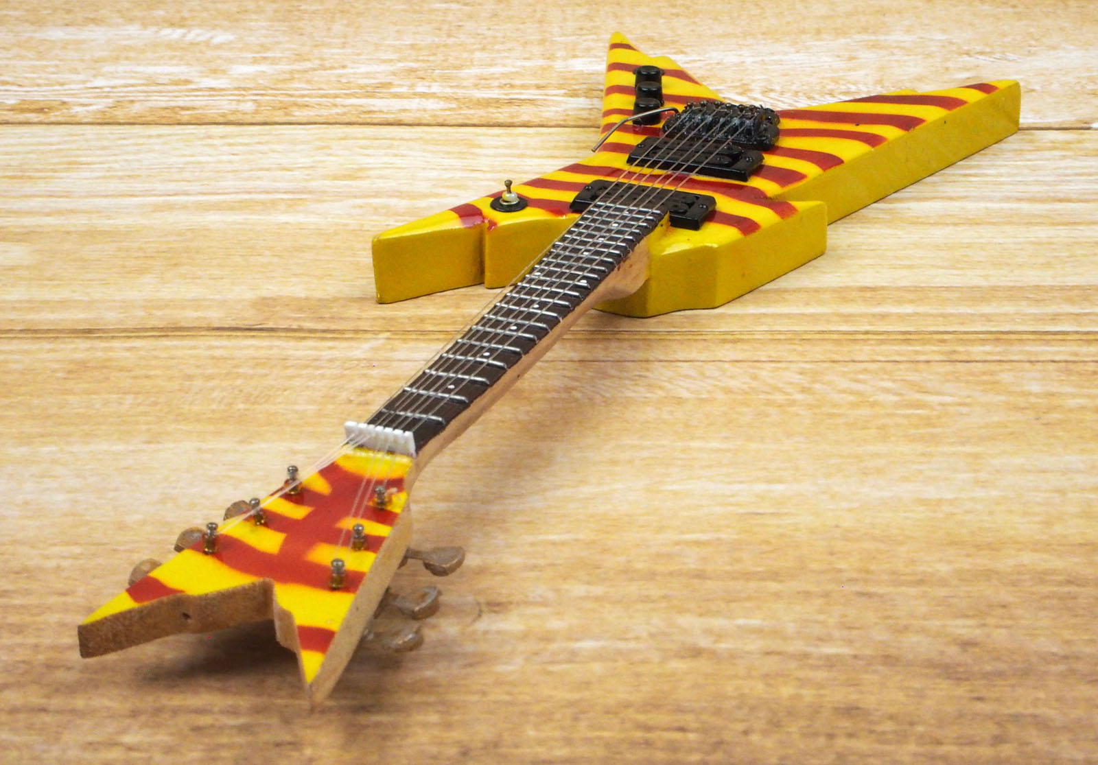 E-Model 1/4 ミニチュア 楽器 ギター RAZORBACK画像