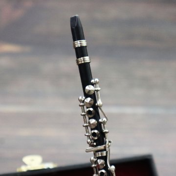 ミニチュア楽器 1/6スケール クラリネット 専用ケース＆スタンド付き の画像