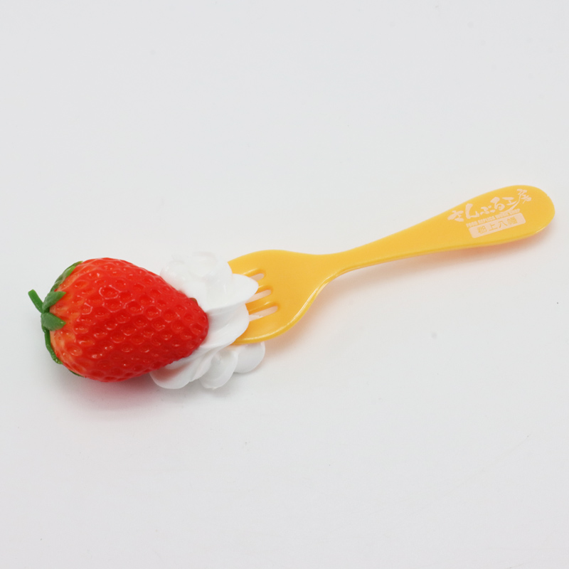 ミニチュア フード アクセサリー フォーク＆いちごと生クリームの画像