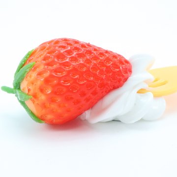 ミニチュア フード アクセサリー フォーク＆いちごと生クリームの画像
