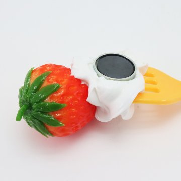 ミニチュア フード アクセサリー フォーク＆いちごと生クリームの画像